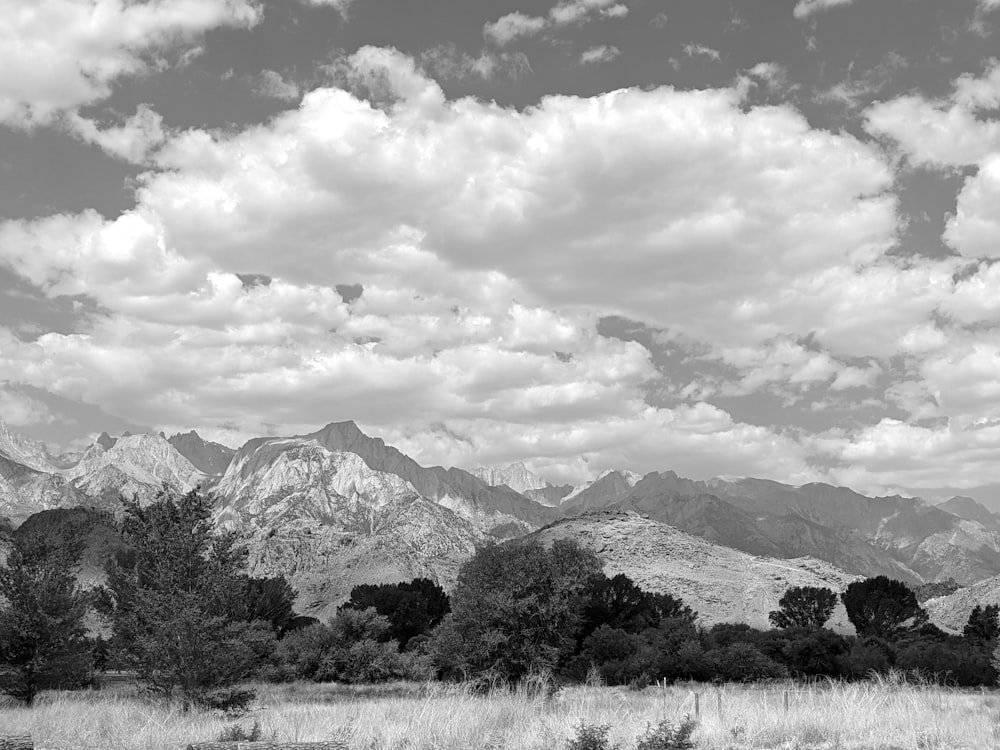 Una foto in bianco e nero di una catena montuosa