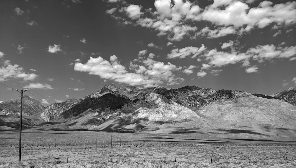 Una foto in bianco e nero di una catena montuosa