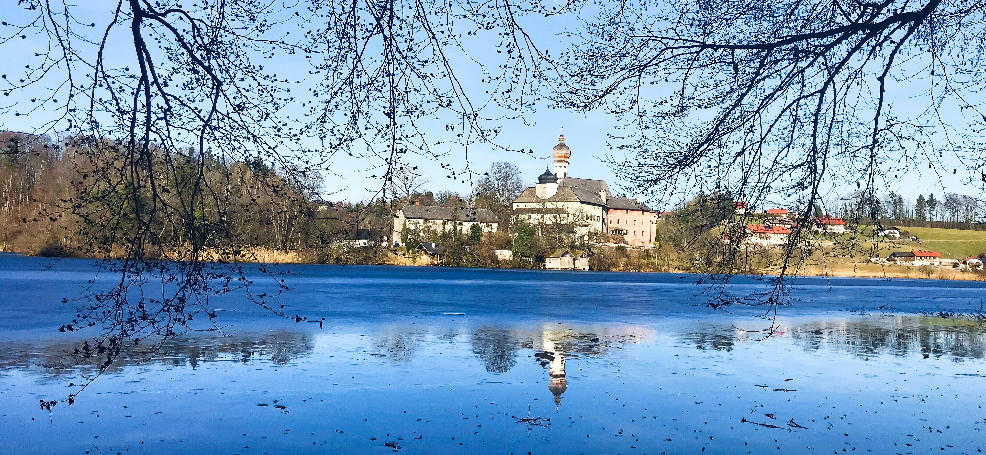 Un grande specchio d'acqua con una chiesa sullo sfondo