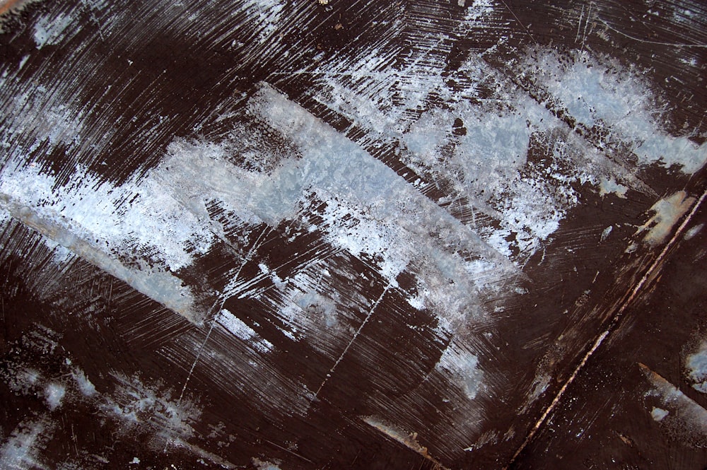 um close up de um pedaço de madeira com tinta descascando