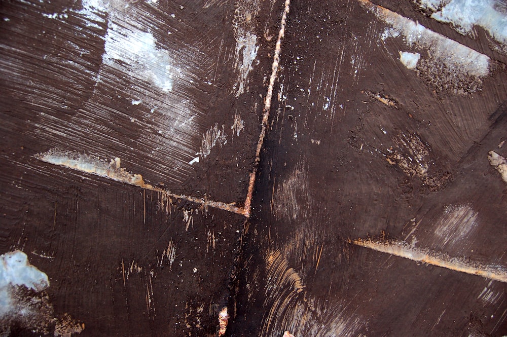 un primer plano de un trozo de madera con pintura descascarada