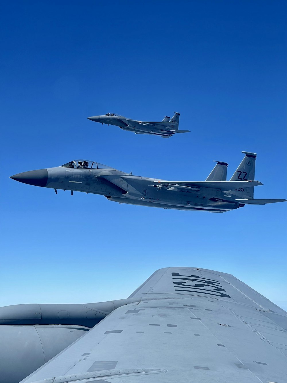 Dos aviones de combate volando uno al lado del otro en el cielo