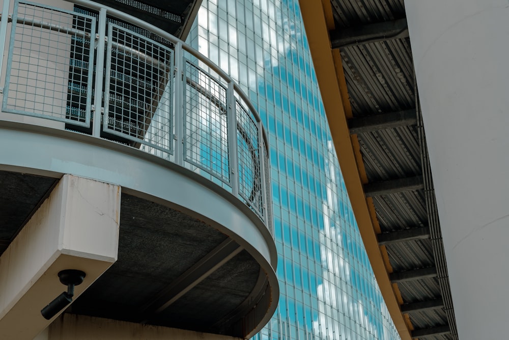 a building with a balcony next to a traffic light