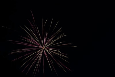 Пиротехнический салют с разноцветными звездами и хвостами