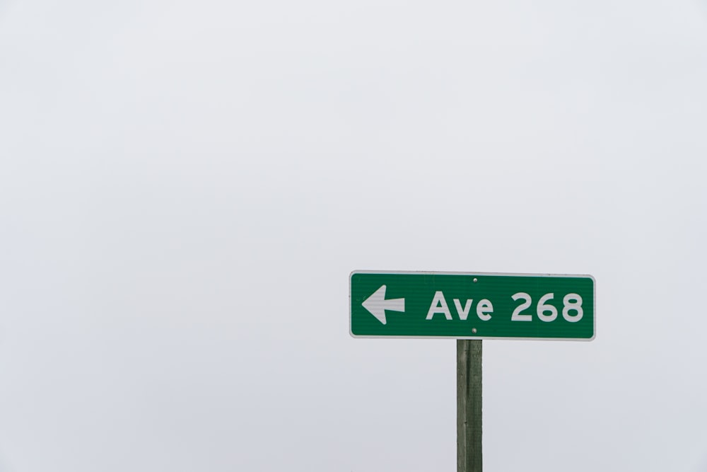 ein grünes Straßenschild mit einem Pfeil, der nach rechts zeigt