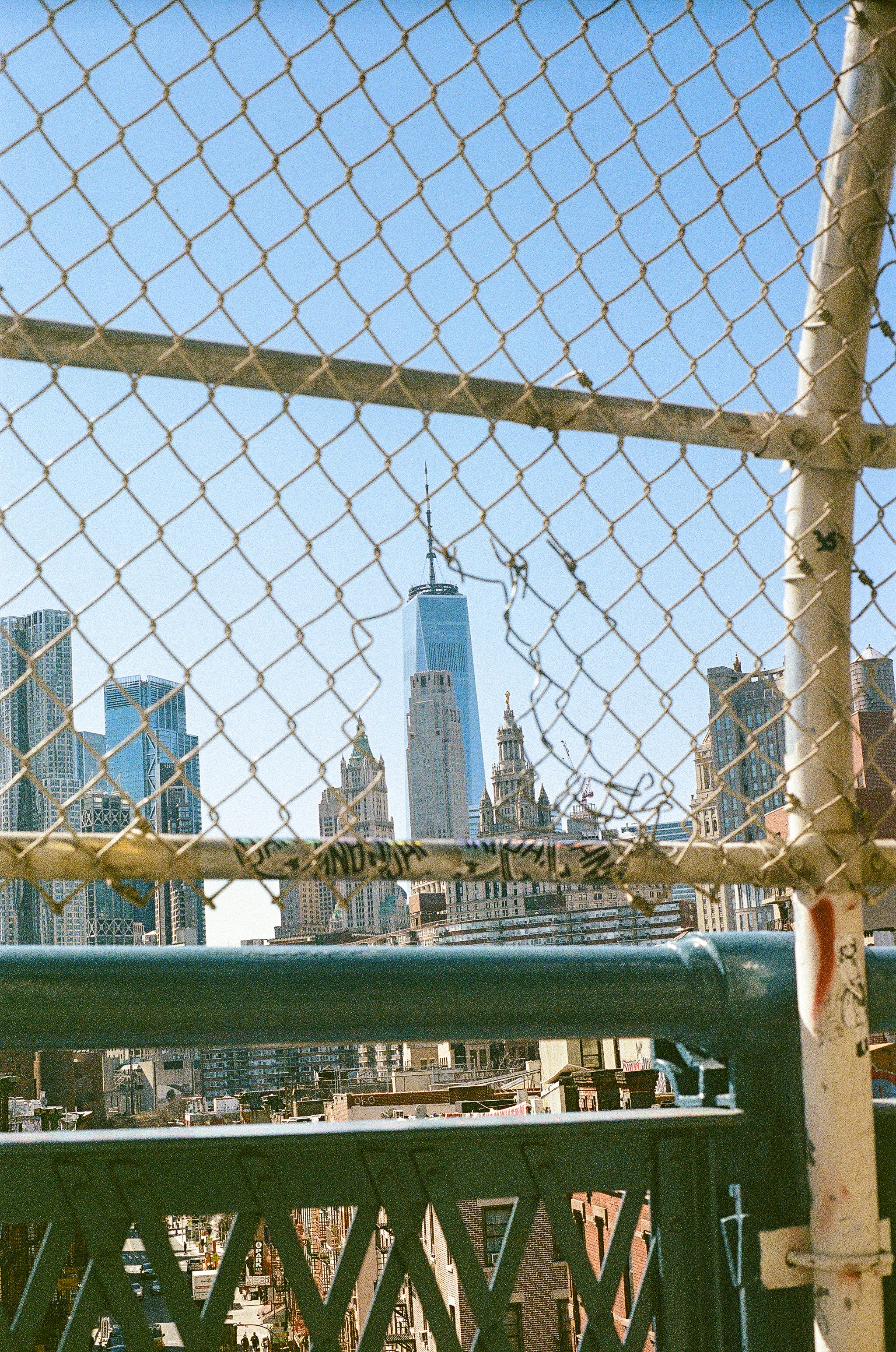 체인 링크 울타리를 통해 도시의 전망 사진 – Unsplash의 무료 뉴욕시 이미지