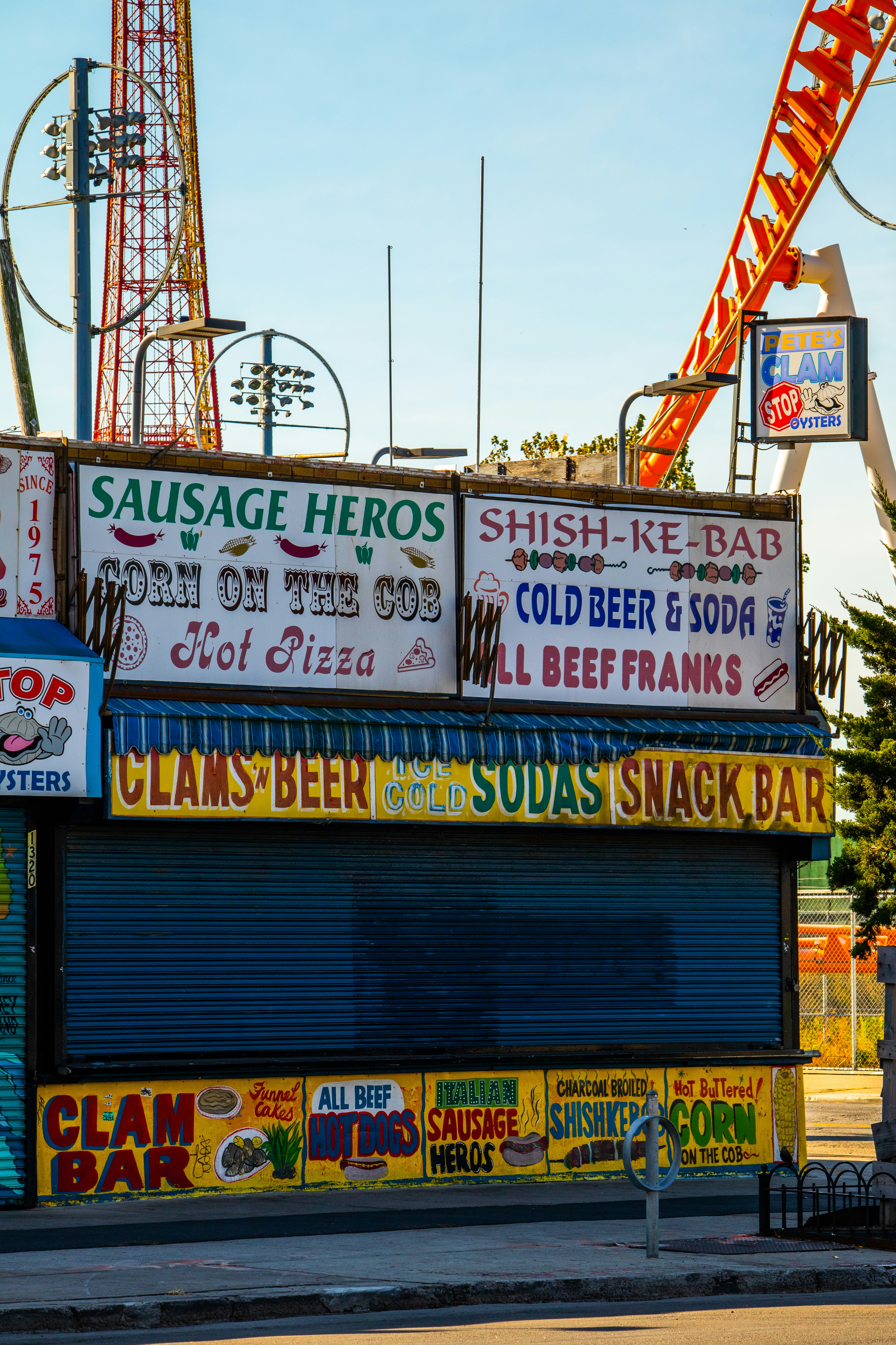 une rangée d’enseignes commerciales sur un bâtiment