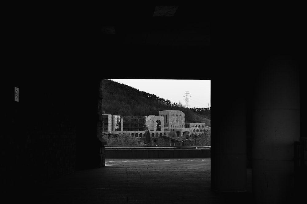 a black and white photo of a building