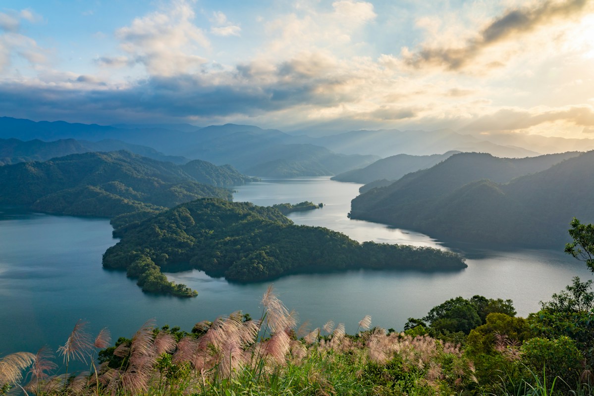 群山環抱的湖泊與蜿蜒水道