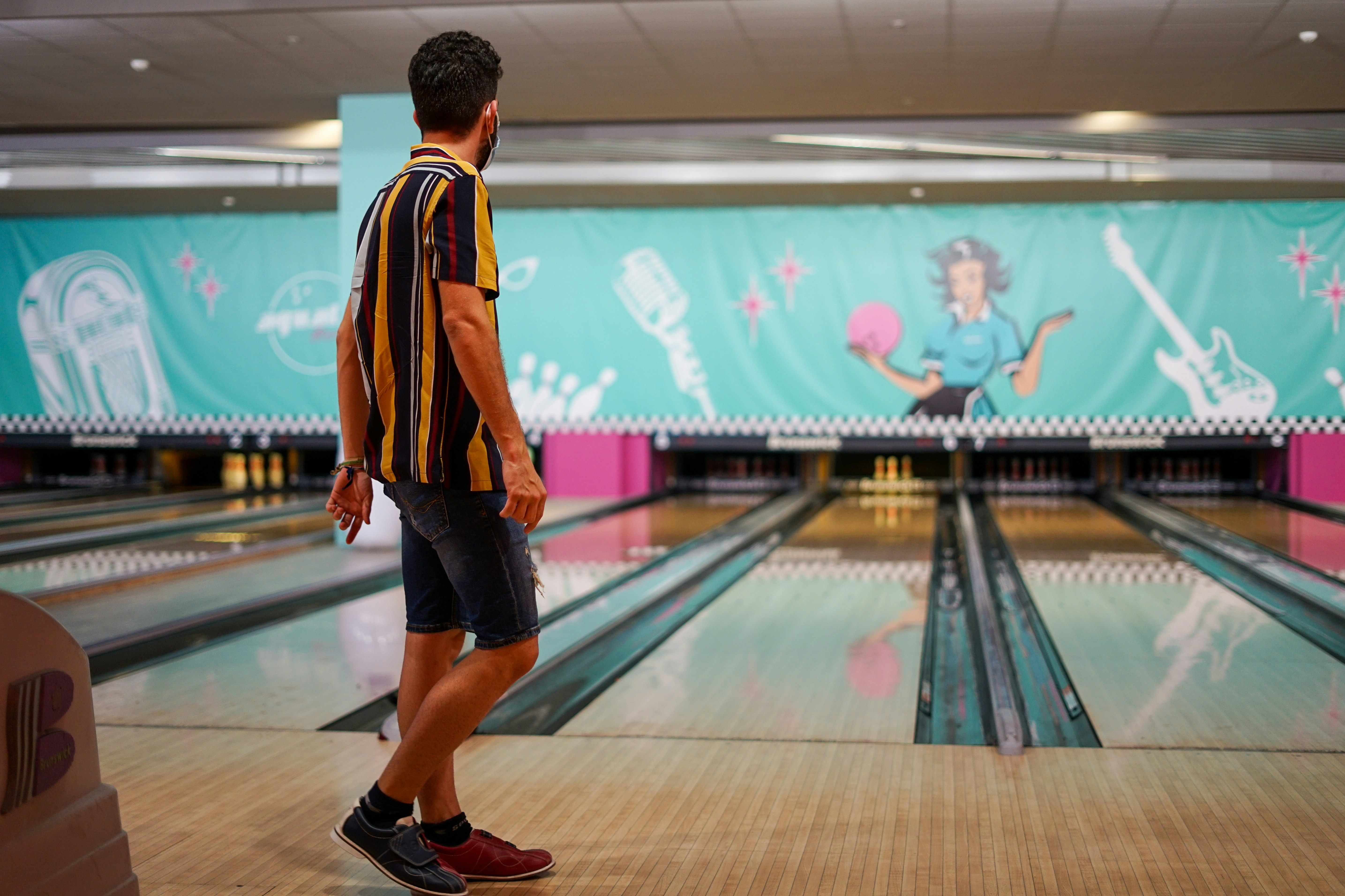 What is the difference between a hook and a curveball in bowling?