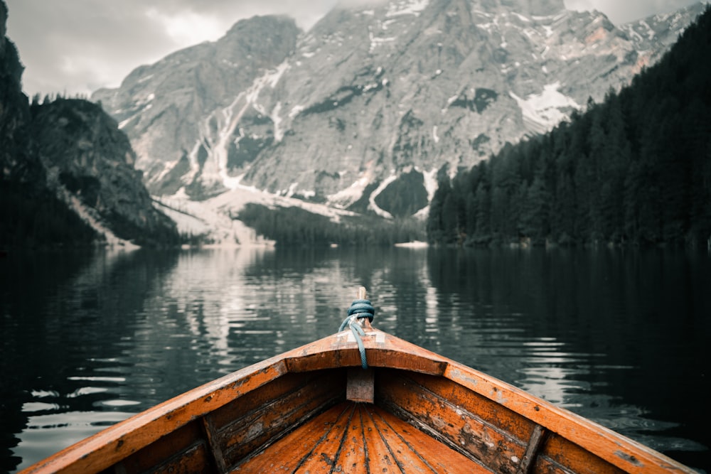 山を背景にした湖のボートの船首