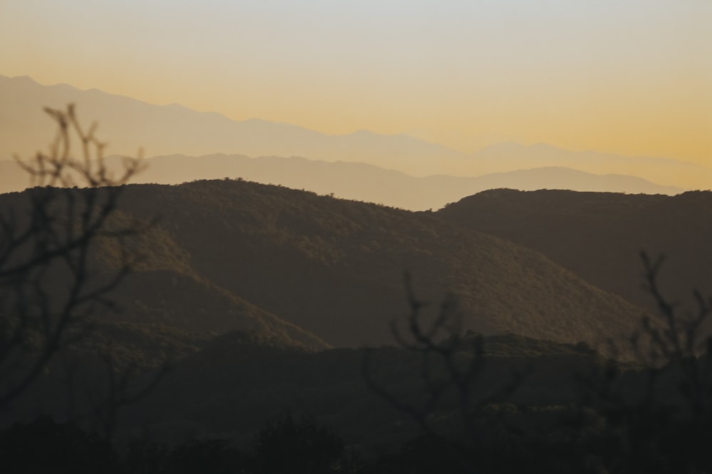 uma vista de uma cordilheira ao pôr do sol