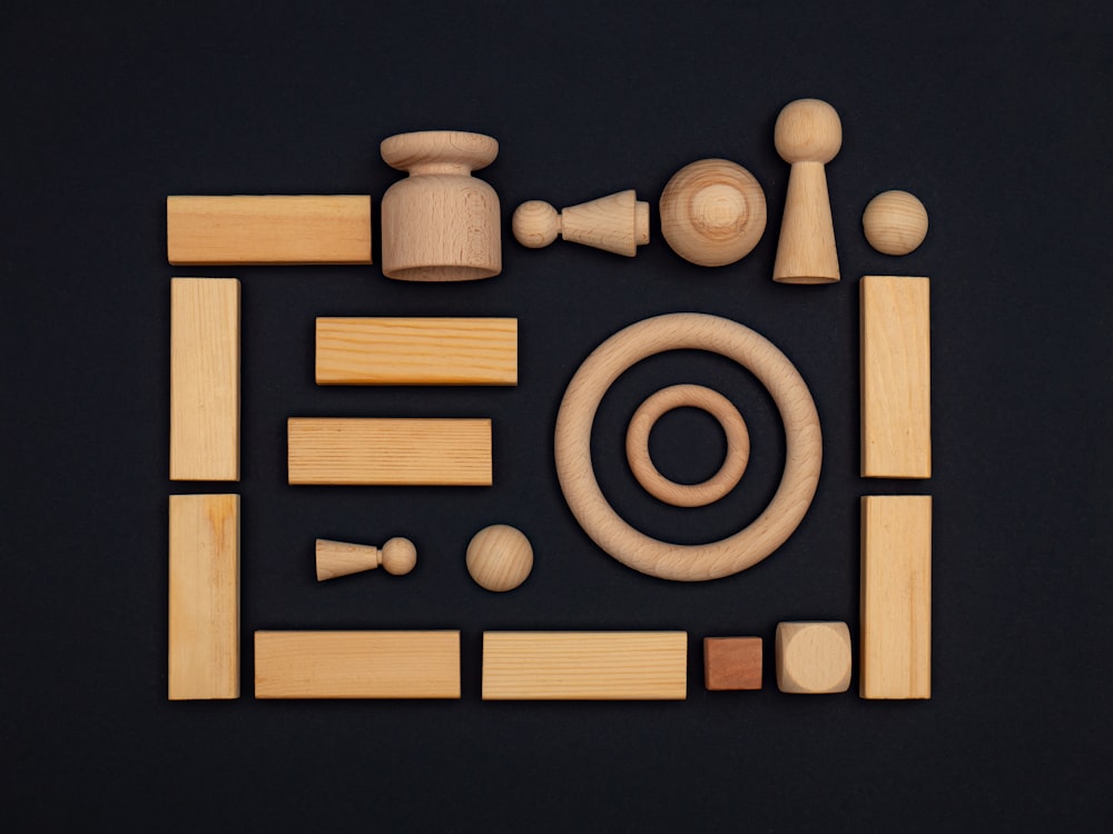 Eine Gruppe von Holzspielzeug sitzt auf einem Tisch