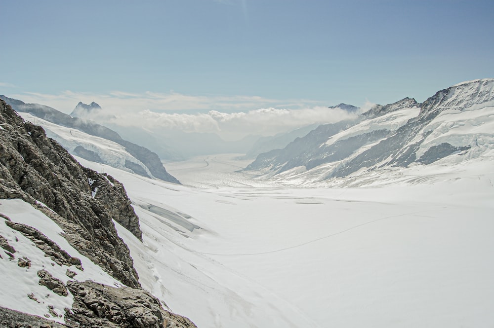 Blick auf eine verschneite Bergkette von einem hohen Aussichtspunkt aus