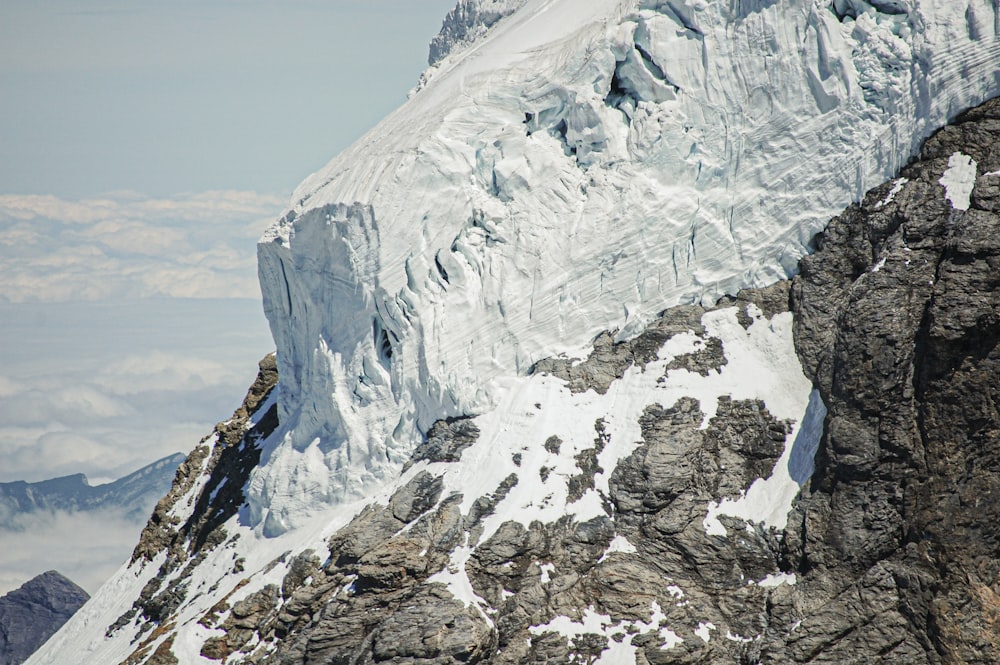 Una montaña muy alta con una cara muy empinada