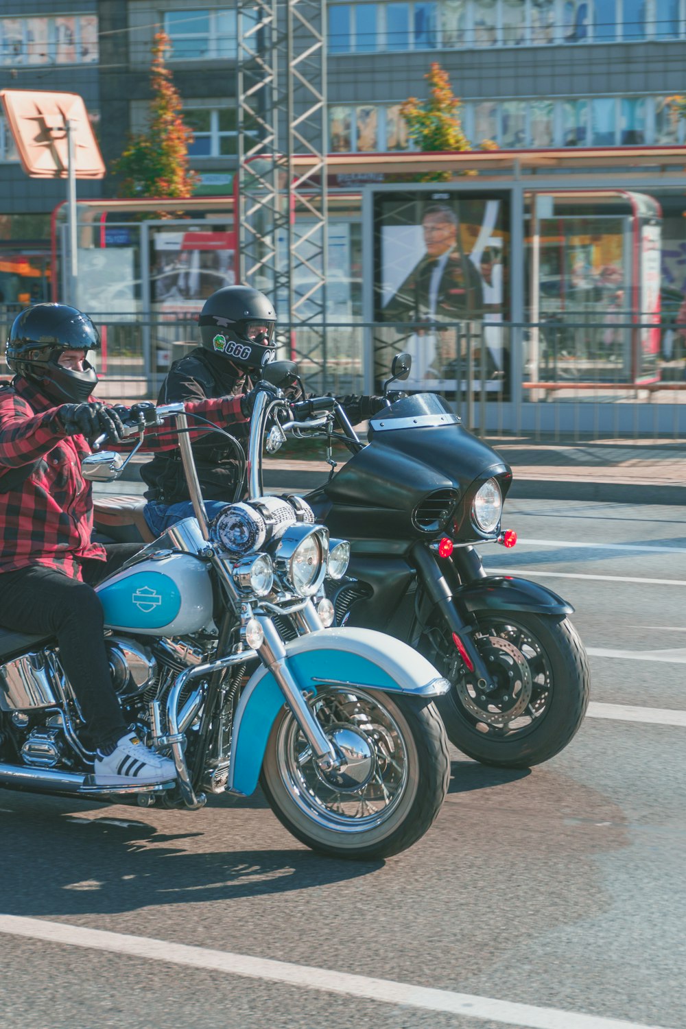 Deux personnes à moto dans une rue de la ville
