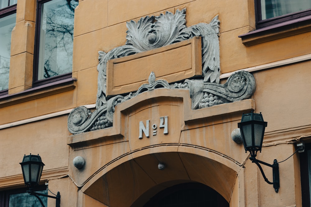 un edificio con un orologio sulla parte anteriore