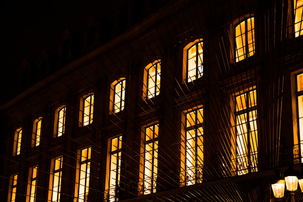Un edificio con molte finestre illuminate di notte