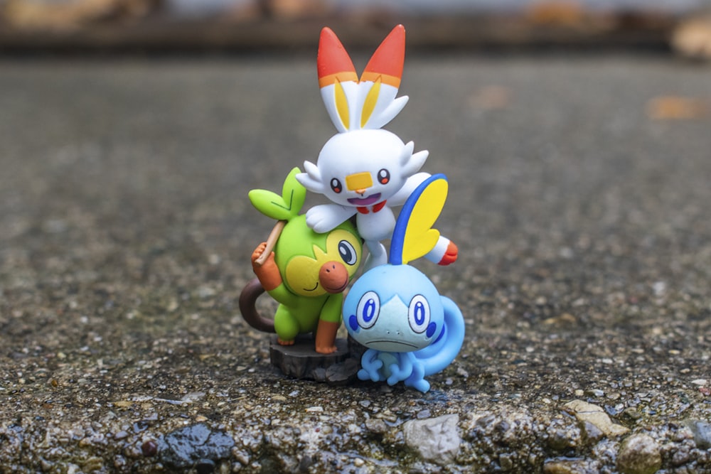 Eine Gruppe von Pokemon-Figuren, die auf einem Felsen sitzen