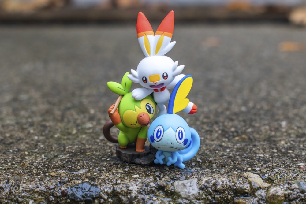 Un gruppo di figurine di Pokemon sedute in cima a una roccia