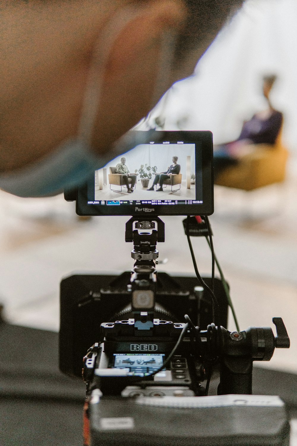 uma câmera de vídeo está sendo usada para gravar um vídeo