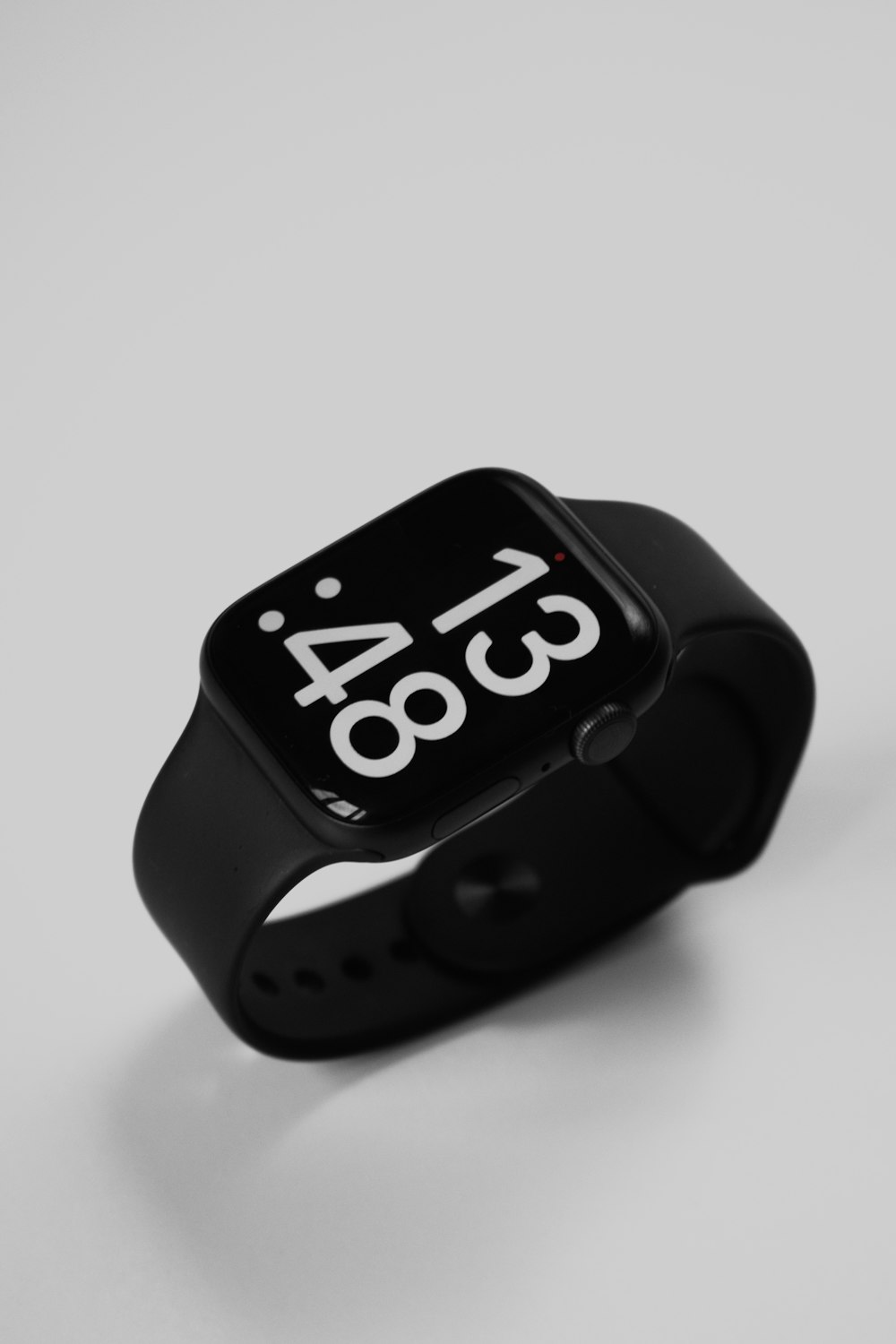 Un Apple Watch con l'ora visualizzata su di esso