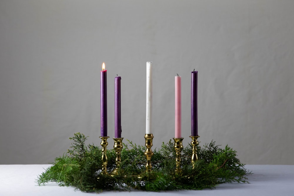 un gruppo di tre candele sedute in cima a un tavolo