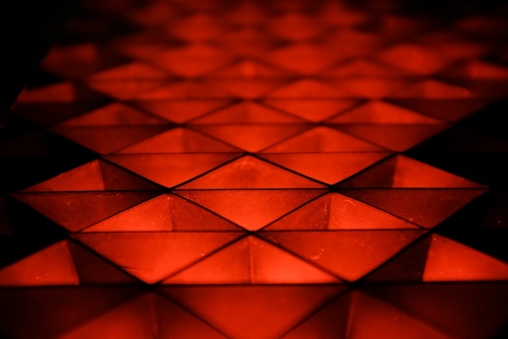 Un primer plano de una superficie brillante con luces rojas