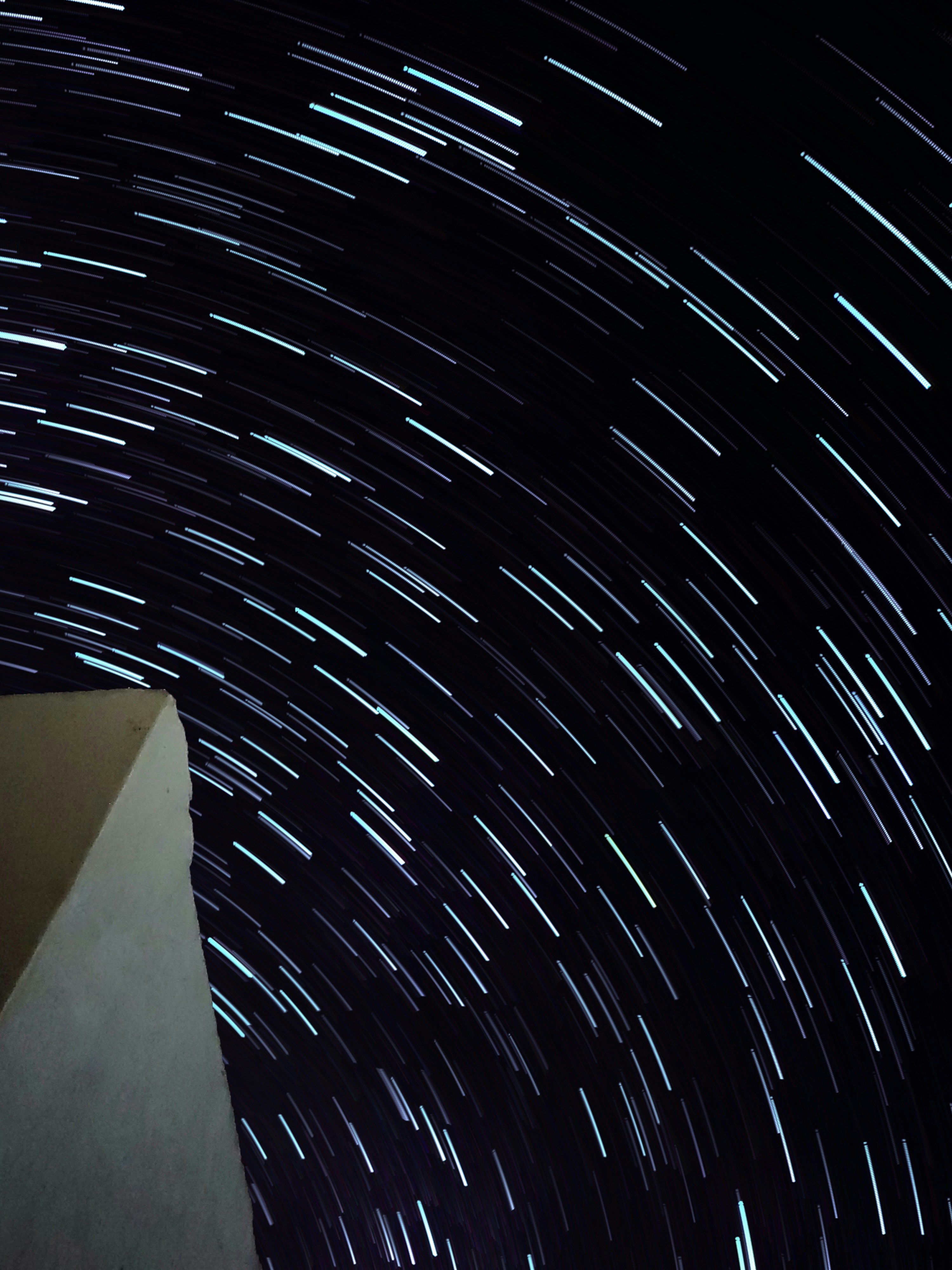 Una scia di stelle è vista nel cielo notturno