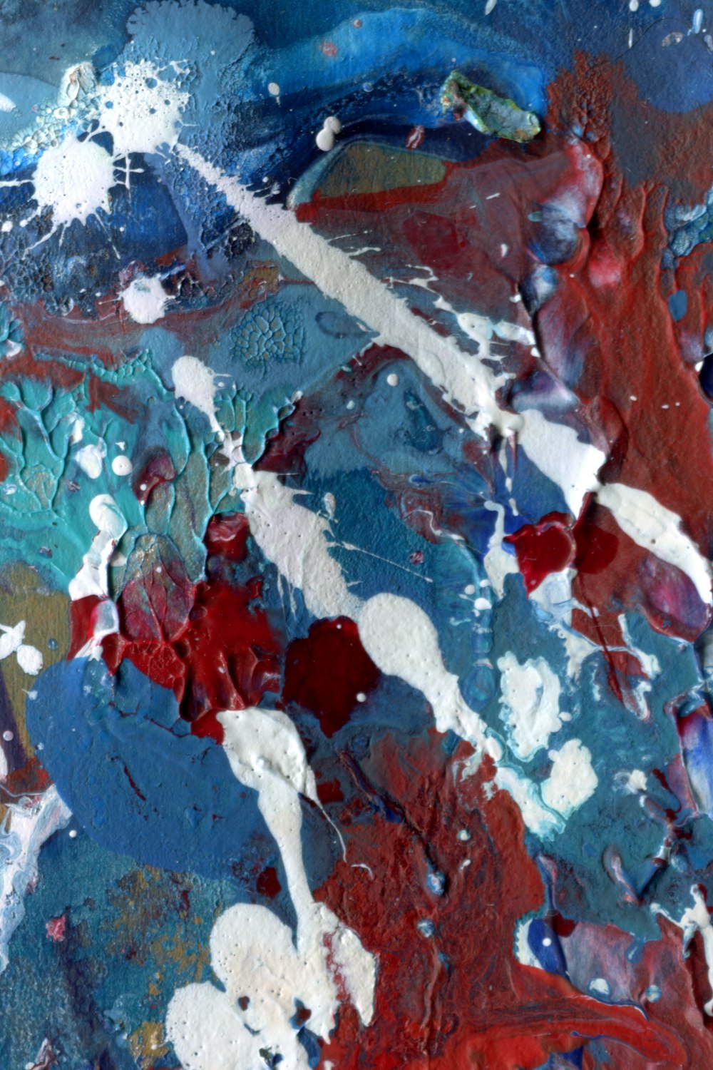 uma pintura abstrata com cores vermelha, branca e azul