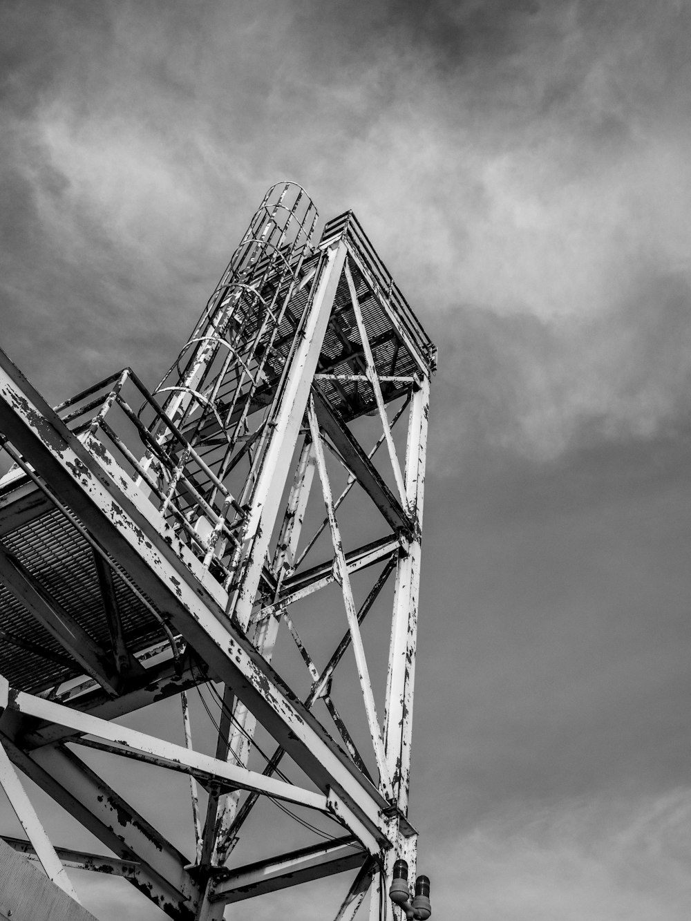 a black and white photo of a metal structure