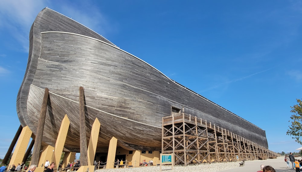 una grande barca di legno seduta sulla cima di una spiaggia