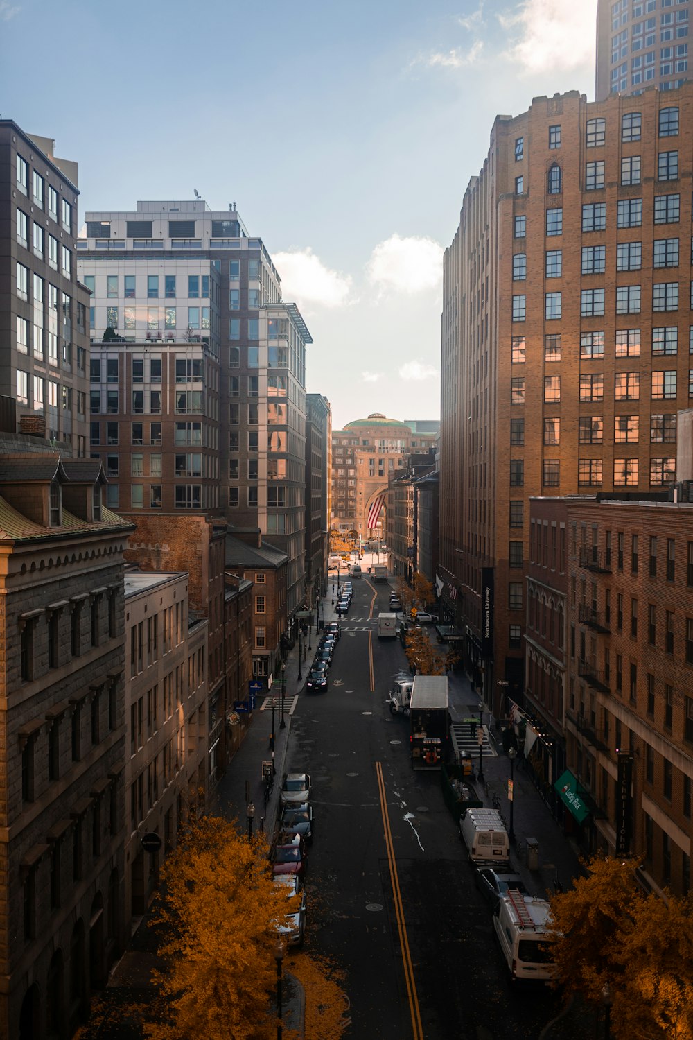 une vue d’une rue de la ville avec de grands immeubles
