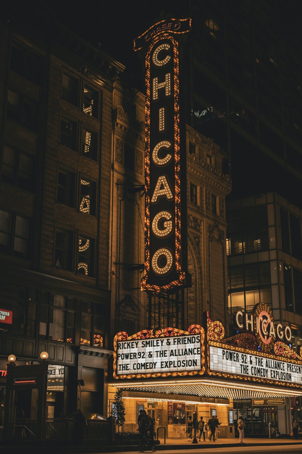 夜にライトアップされたシカゴ劇場のマーキー