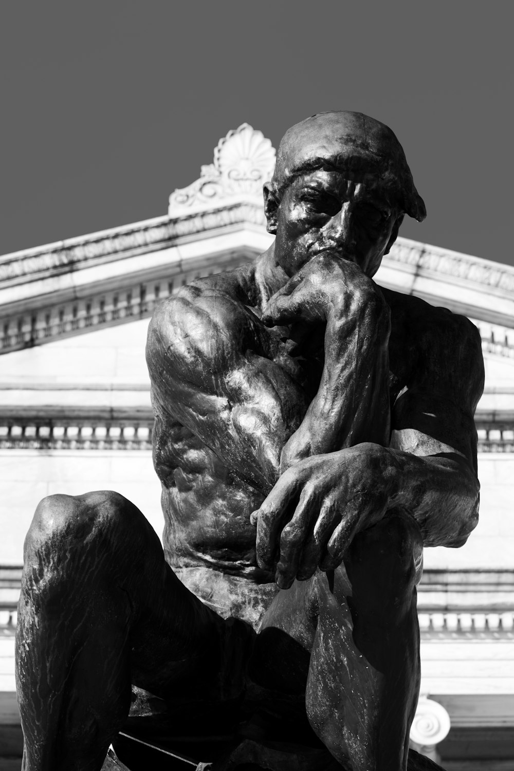 Una foto en blanco y negro de una estatua de un hombre