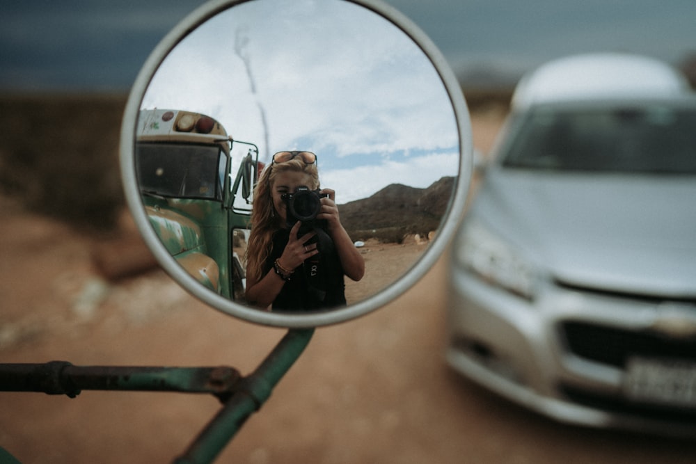 Una mujer tomándose una foto en un espejo