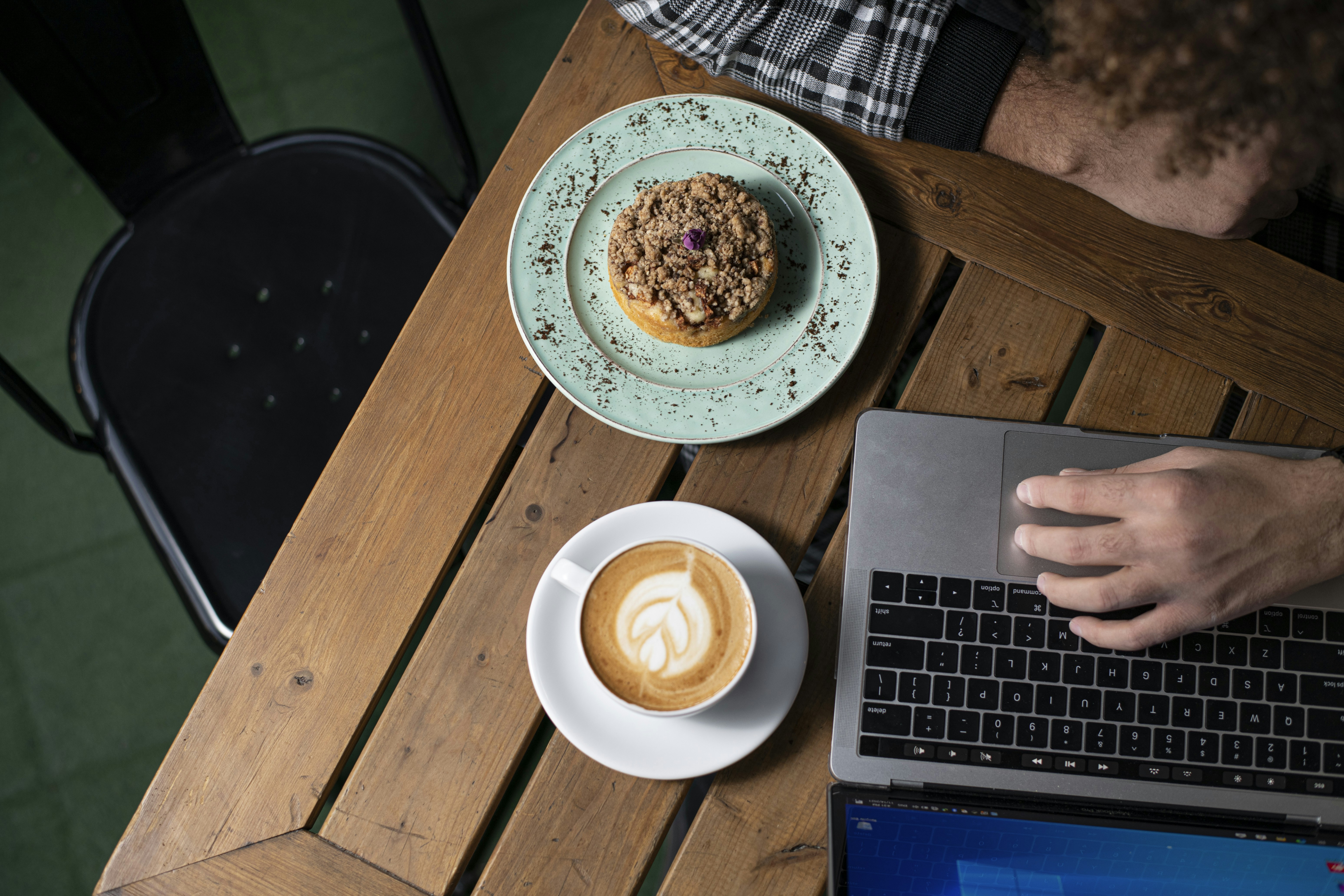 una taza de café y un donut en una mesa