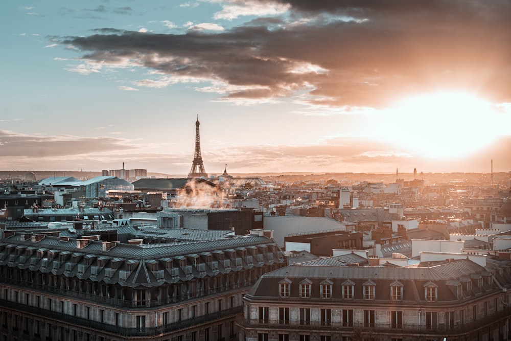 Una vista de la Torre Eiffel desde lo alto de un edificio