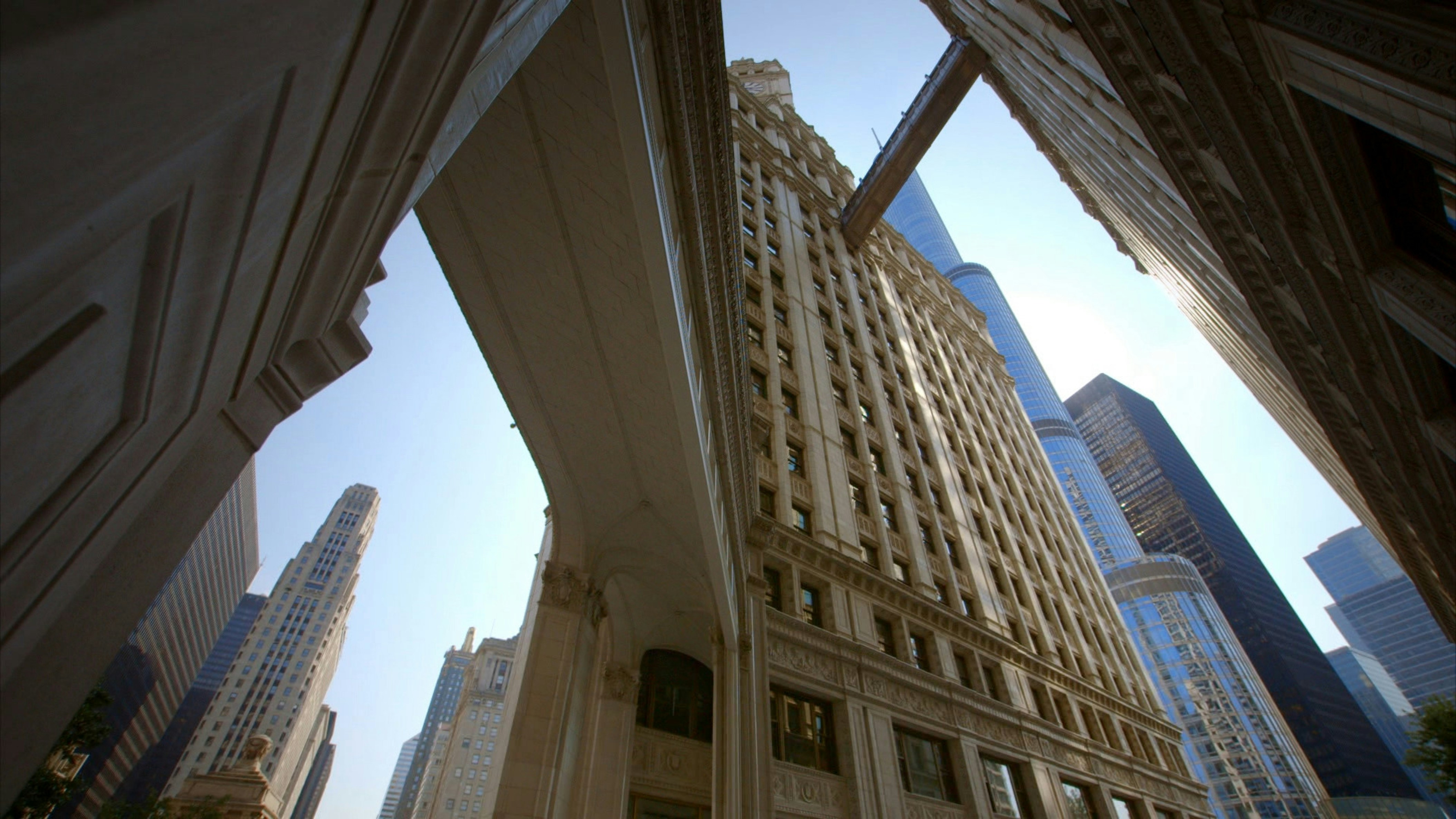 都会の高層ビルを見上げる