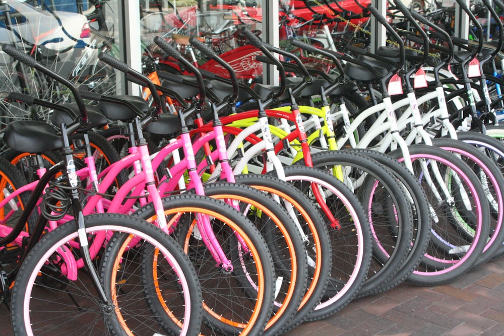 um monte de bicicletas estão alinhadas em uma fila