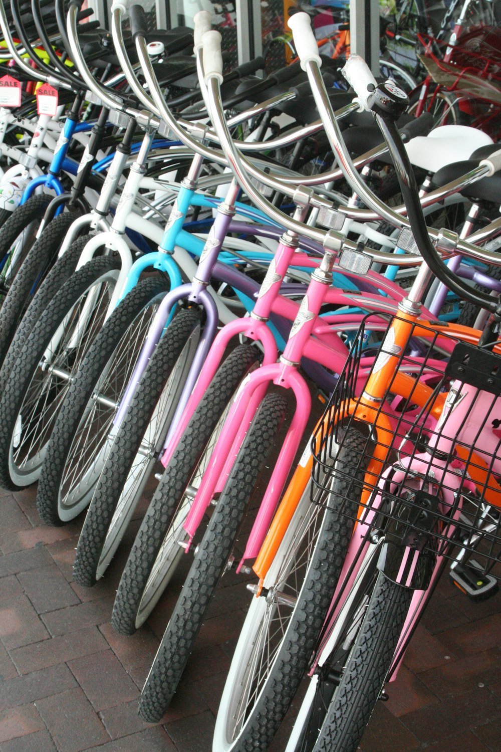 una fila di biciclette parcheggiate una accanto all'altra