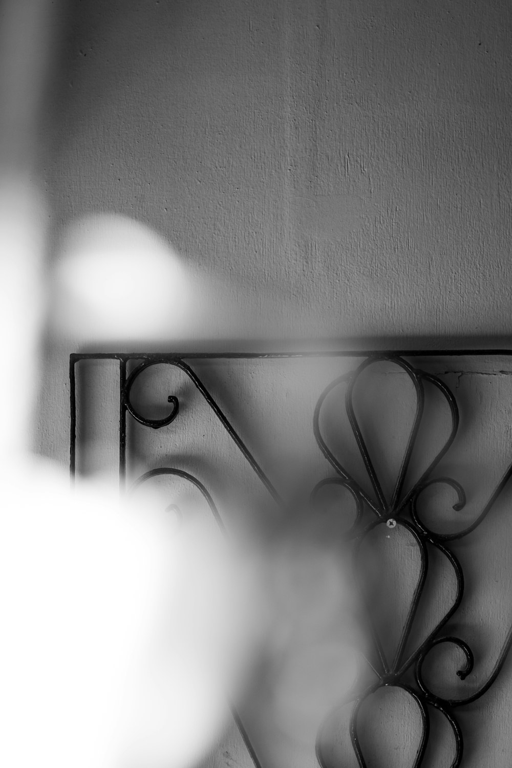 una foto in bianco e nero di uno specchio decorativo