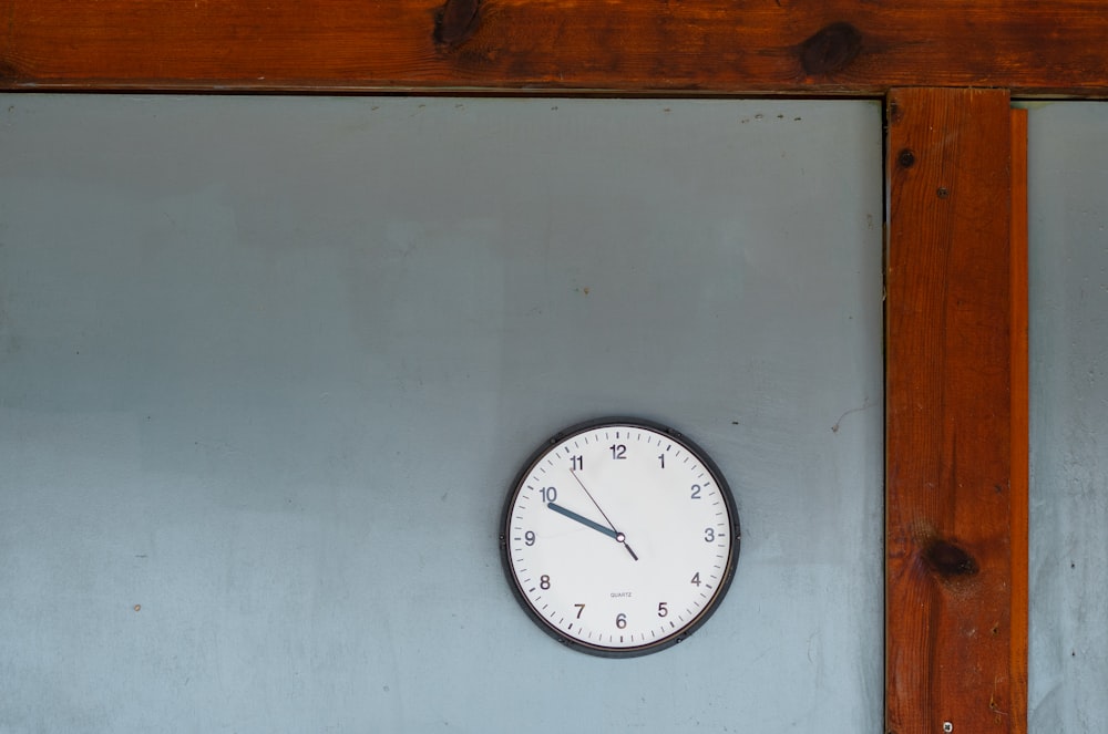 Un reloj en la pared de un edificio