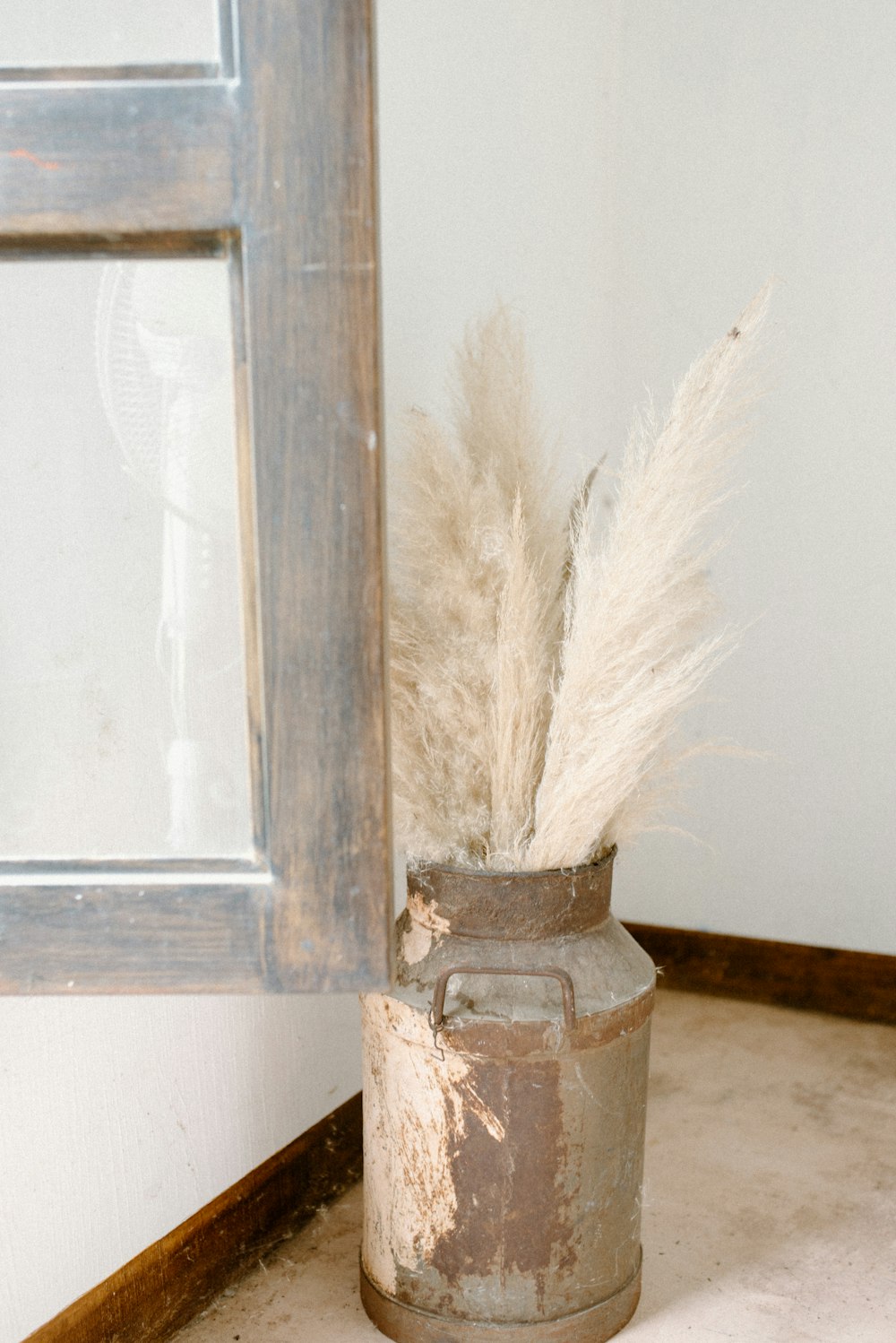 a vase with some white feathers in it