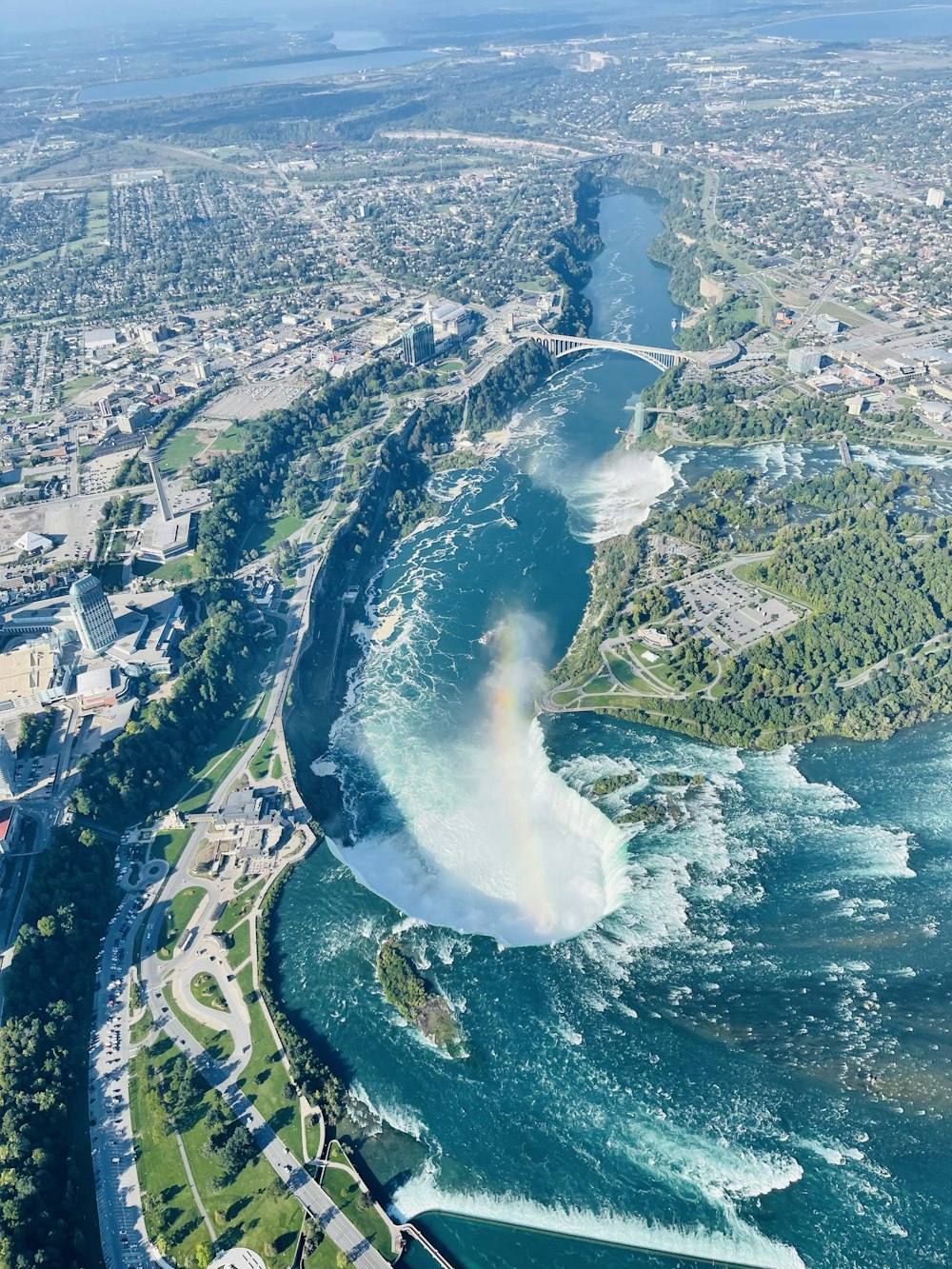 Una vista aérea de un río que atraviesa una ciudad