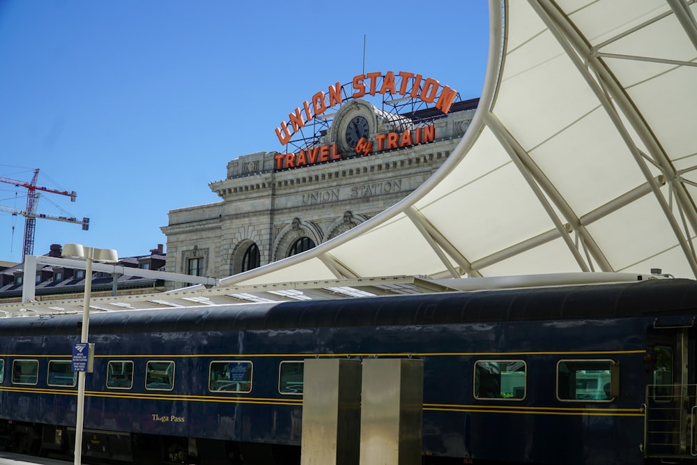 um trem está estacionado em frente a uma estação de trem