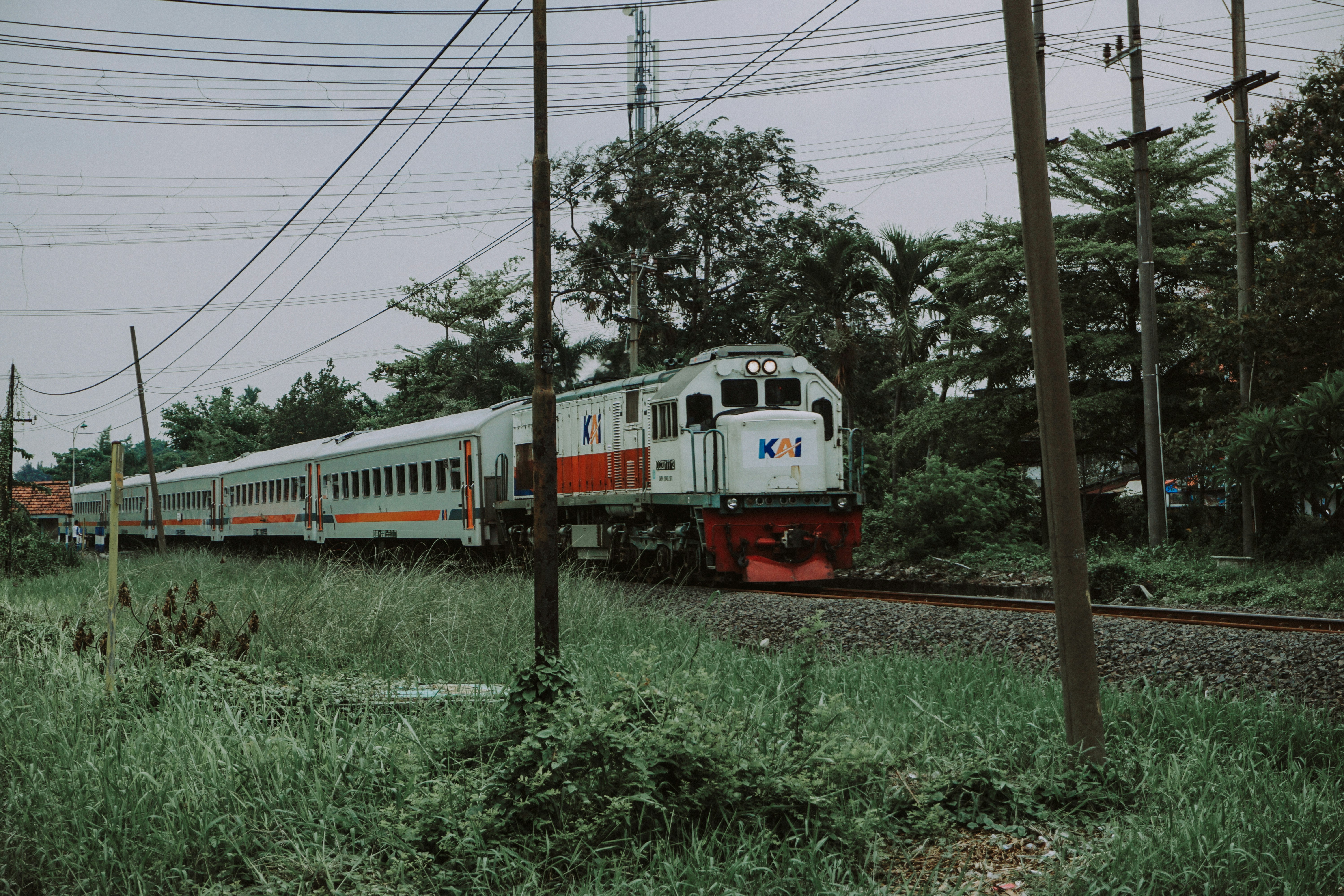 Kereta Api Indonesia melaju di rel
