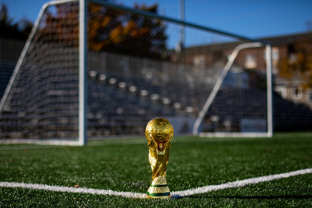 Ein Fußball sitzt auf einem Fußballfeld