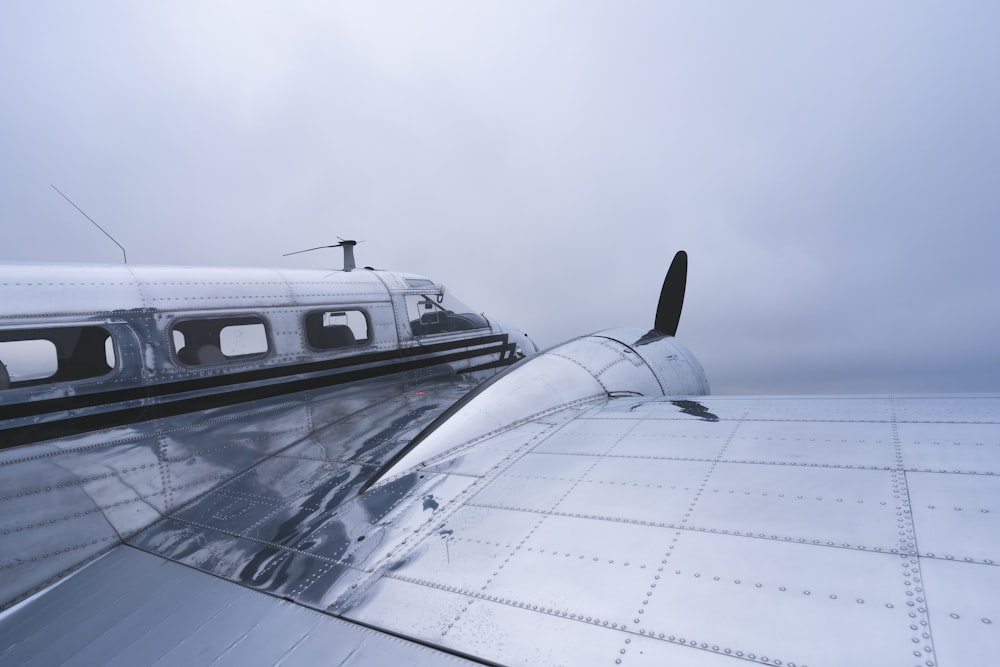 a view of the wing of an airplane in the sky