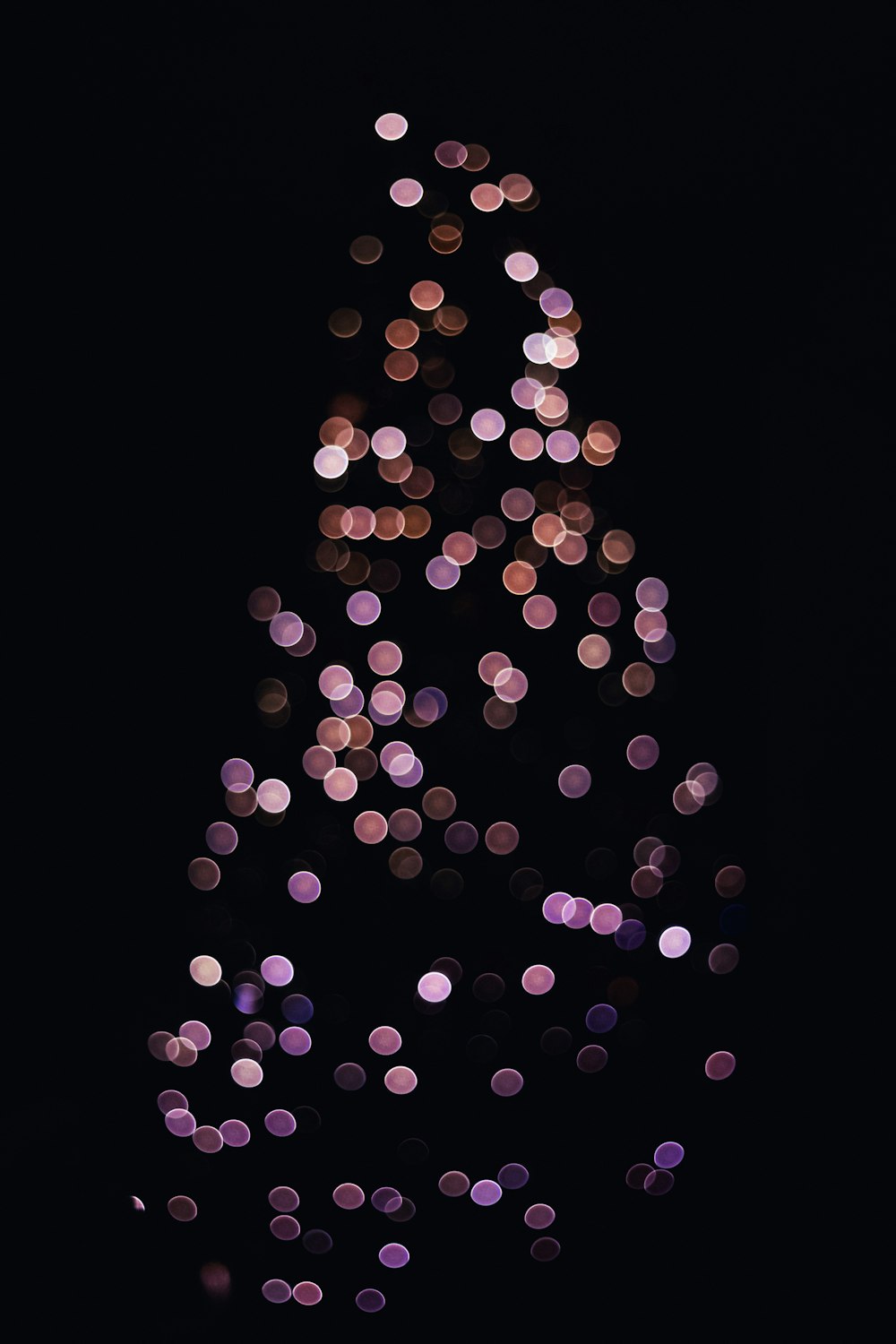 uma foto borrada de uma árvore de Natal no escuro